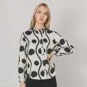 Alma Blouse Munari Block Print Beige and Black - Parfait pour un look chic - chemisiers et chemises | Stadtlandkind