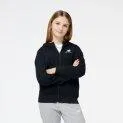 Y Essentials Stacked Logo Jacket noir - Sweatshirts de différents modèles avec fermetures éclair, boutons ou complètement sans dans la v | Stadtlandkind