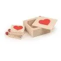 Petits livres en forme de cœur dans une boîte en bois italienne