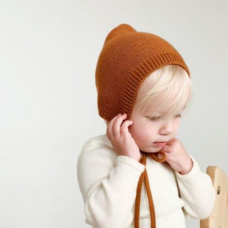 Modele patron bonnet bébé fille avec pompom en laine archiduchesse